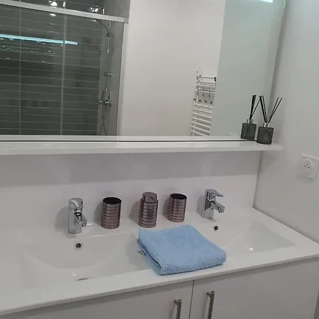Apartment A Floirac Avec 2 Chambres, Un Parking Prive, Terrasse, A 5 Minutes En Voiture De L'arkea Arena De Bordeaux Floirac (Gironde)