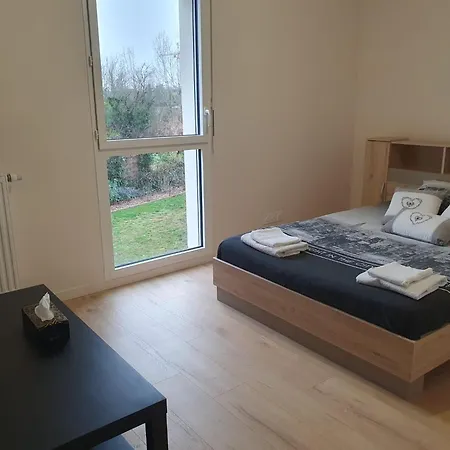 A Floirac Avec 2 Chambres, Un Parking Prive, Terrasse, A 5 Minutes En Voiture De L'arkea Arena De Bordeaux * Floirac (Gironde)