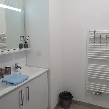 A Floirac Avec 2 Chambres, Un Parking Prive, Terrasse, A 5 Minutes En Voiture De L'arkea Arena De Bordeaux Floirac (Gironde)