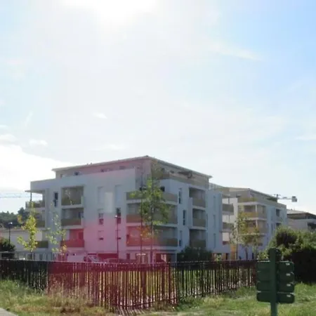 Apartment A Floirac Avec 2 Chambres, Un Parking Prive, Terrasse, A 5 Minutes En Voiture De L'arkea Arena De Bordeaux *